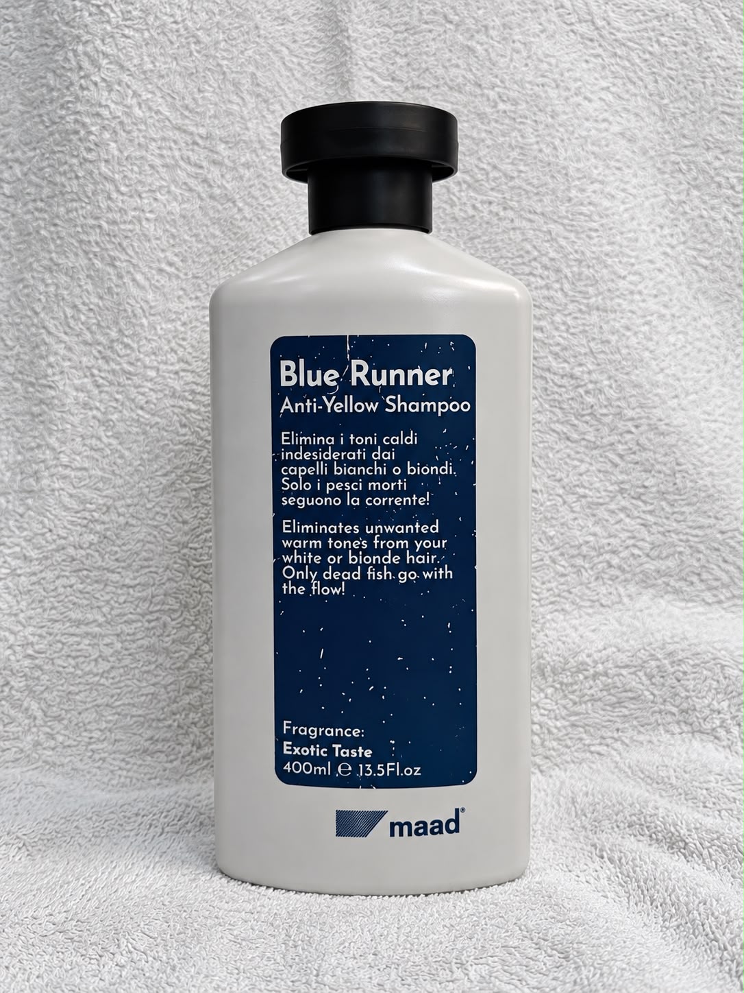 maad Blue Runner Anti-Yellow Shampoo 400 ml bottle with dark blue label on white towel